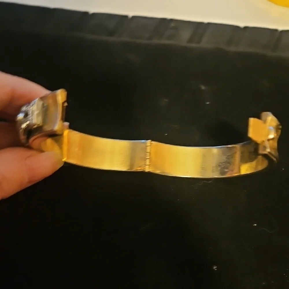 Gold tone vintage Art Deco Bracelet with detailed filigree adorned with stones - Picture 4 of 9